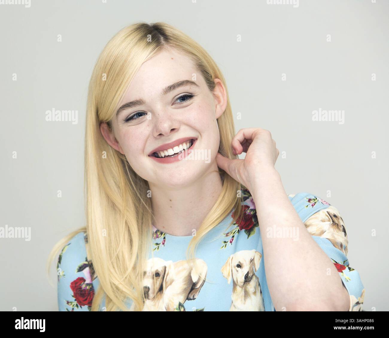 11. Juni 2017 - Hollywood, Kalifornien, USA - ELLE FANNING wirbt für „The Beguiled“. Mary Elle Fanning (* 9. April 1998) ist eine US-amerikanische Schauspielerin. Sie ist die jüngere Schwester der Schauspielerin D. Fanning. 2011 spielte Fanning in ihrer Breakout-Rolle als Alice Dainard in Super 8, für die sie einen Spotlight Award beim Hollywood Film Festival erhielt. Fanning erhielt mehrere Nominierungen, unter anderem für einen Saturn Award, einen Young Artist Award, einen Broadcast Film Critics Association Award, einen Teen Choice Award, einen Scream Award und einen MTV Movie Award. Sie ist vor allem für ihre Hauptrollen in Phoebe bekannt Stockfoto