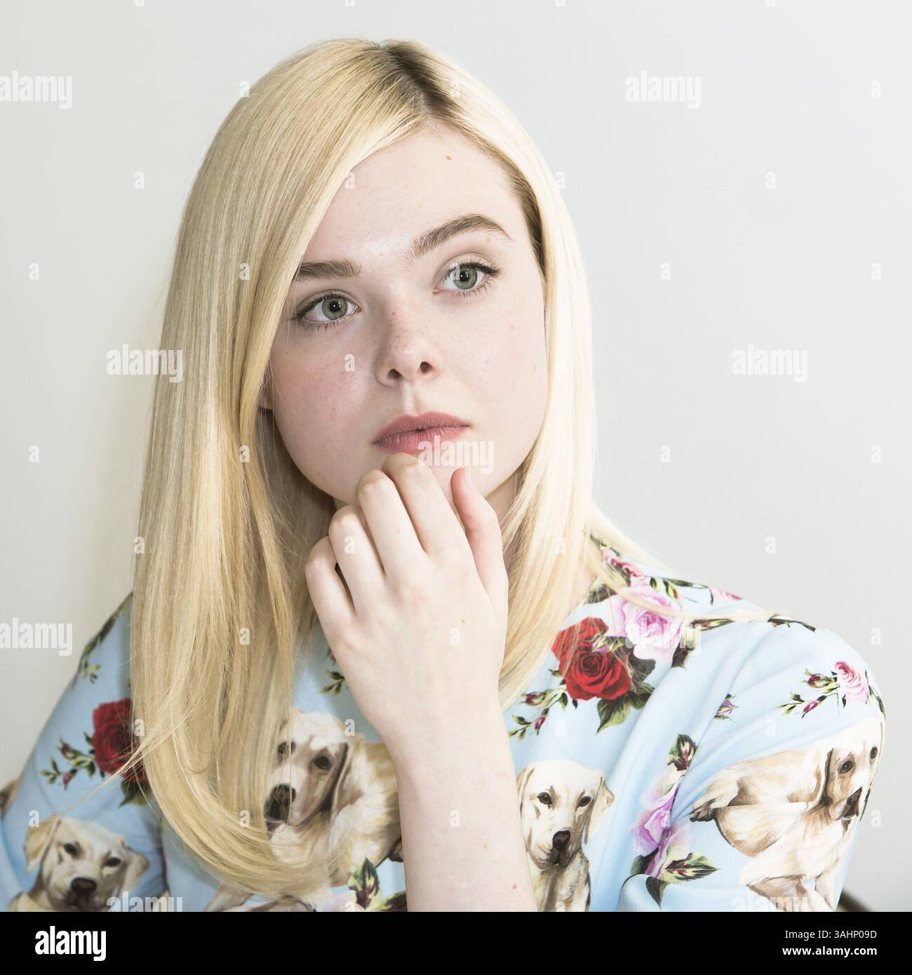 11. Juni 2017 - Hollywood, Kalifornien, USA - ELLE FANNING wirbt für „The Beguiled“. Mary Elle Fanning (* 9. April 1998) ist eine US-amerikanische Schauspielerin. Sie ist die jüngere Schwester der Schauspielerin D. Fanning. 2011 spielte Fanning in ihrer Breakout-Rolle als Alice Dainard in Super 8, für die sie einen Spotlight Award beim Hollywood Film Festival erhielt. Fanning erhielt mehrere Nominierungen, unter anderem für einen Saturn Award, einen Young Artist Award, einen Broadcast Film Critics Association Award, einen Teen Choice Award, einen Scream Award und einen MTV Movie Award. Sie ist vor allem für ihre Hauptrollen in Phoebe bekannt Stockfoto