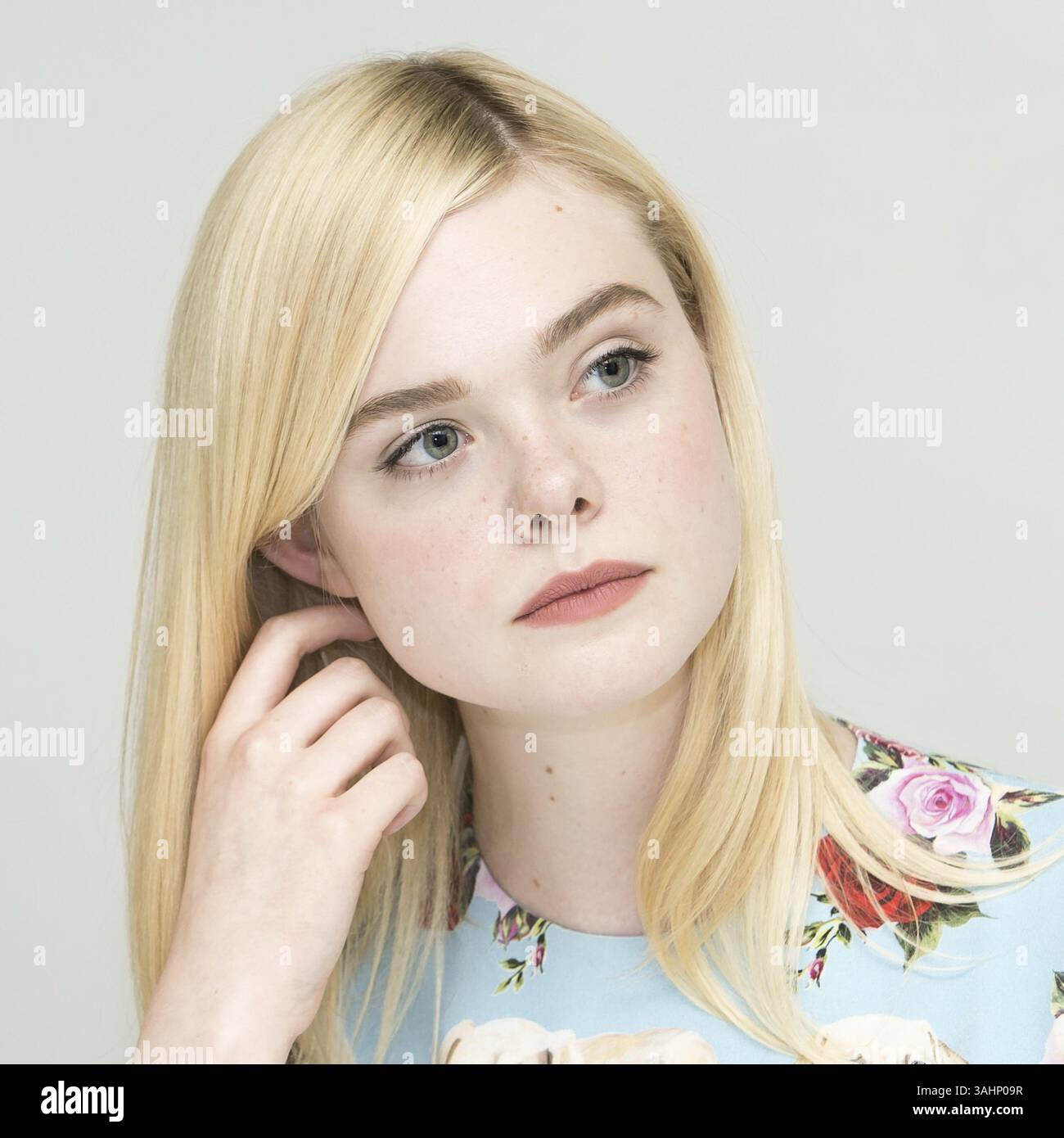 11. Juni 2017 - Hollywood, Kalifornien, USA - ELLE FANNING wirbt für „The Beguiled“. Mary Elle Fanning (* 9. April 1998) ist eine US-amerikanische Schauspielerin. Sie ist die jüngere Schwester der Schauspielerin D. Fanning. 2011 spielte Fanning in ihrer Breakout-Rolle als Alice Dainard in Super 8, für die sie einen Spotlight Award beim Hollywood Film Festival erhielt. Fanning erhielt mehrere Nominierungen, unter anderem für einen Saturn Award, einen Young Artist Award, einen Broadcast Film Critics Association Award, einen Teen Choice Award, einen Scream Award und einen MTV Movie Award. Sie ist vor allem für ihre Hauptrollen in Phoebe bekannt Stockfoto