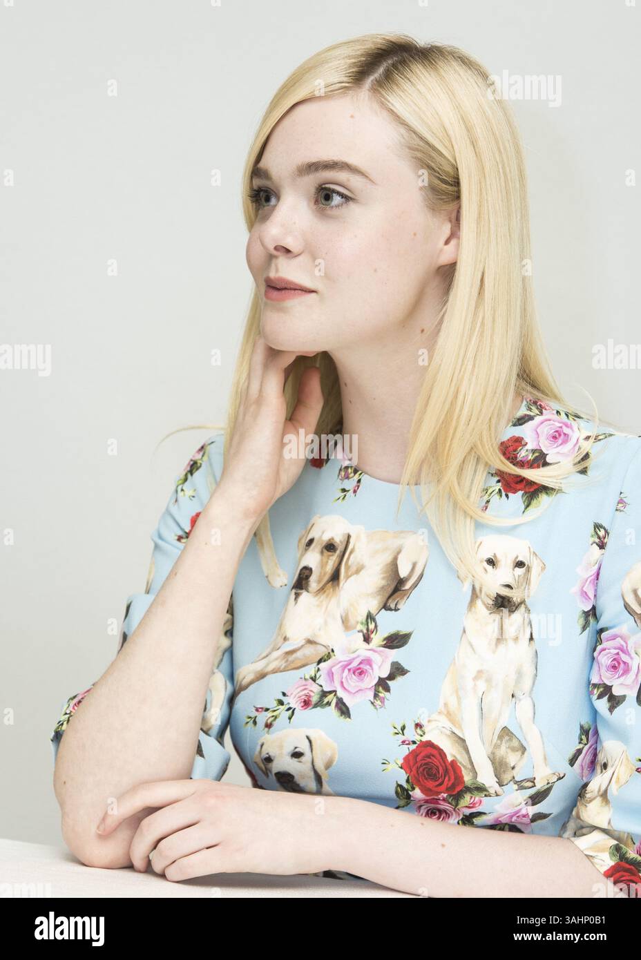 11. Juni 2017 - Hollywood, Kalifornien, USA - ELLE FANNING wirbt für „The Beguiled“. Mary Elle Fanning (* 9. April 1998) ist eine US-amerikanische Schauspielerin. Sie ist die jüngere Schwester der Schauspielerin D. Fanning. 2011 spielte Fanning in ihrer Breakout-Rolle als Alice Dainard in Super 8, für die sie einen Spotlight Award beim Hollywood Film Festival erhielt. Fanning erhielt mehrere Nominierungen, unter anderem für einen Saturn Award, einen Young Artist Award, einen Broadcast Film Critics Association Award, einen Teen Choice Award, einen Scream Award und einen MTV Movie Award. Sie ist vor allem für ihre Hauptrollen in Phoebe bekannt Stockfoto