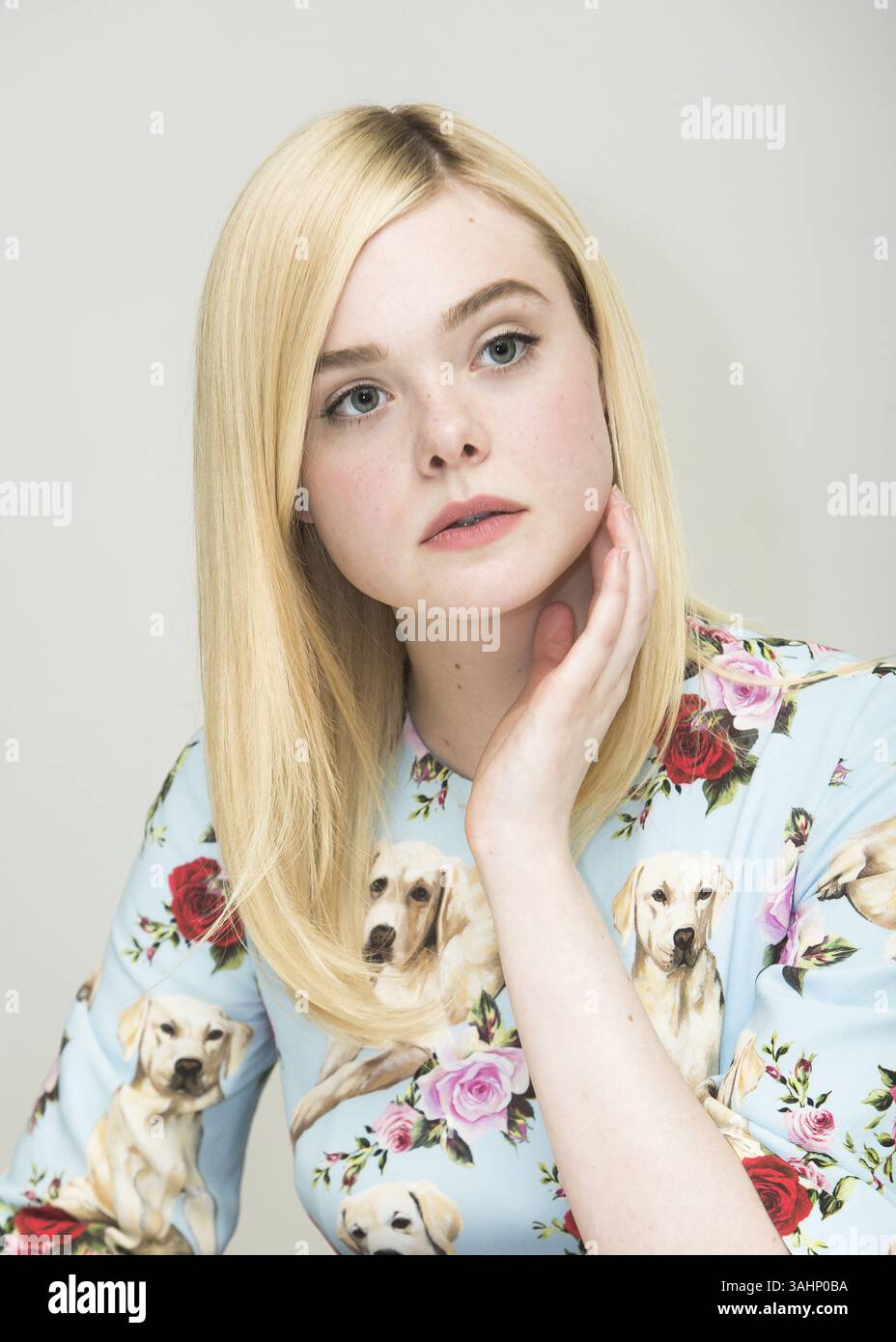 11. Juni 2017 - Hollywood, Kalifornien, USA - ELLE FANNING wirbt für „The Beguiled“. Mary Elle Fanning (* 9. April 1998) ist eine US-amerikanische Schauspielerin. Sie ist die jüngere Schwester der Schauspielerin D. Fanning. 2011 spielte Fanning in ihrer Breakout-Rolle als Alice Dainard in Super 8, für die sie einen Spotlight Award beim Hollywood Film Festival erhielt. Fanning erhielt mehrere Nominierungen, unter anderem für einen Saturn Award, einen Young Artist Award, einen Broadcast Film Critics Association Award, einen Teen Choice Award, einen Scream Award und einen MTV Movie Award. Sie ist vor allem für ihre Hauptrollen in Phoebe bekannt Stockfoto