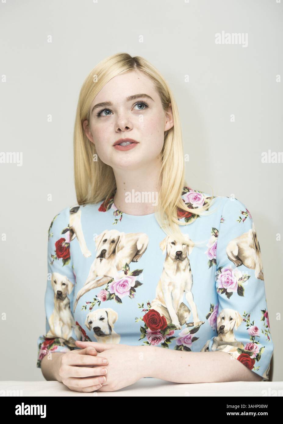 11. Juni 2017 - Hollywood, Kalifornien, USA - ELLE FANNING wirbt für „The Beguiled“. Mary Elle Fanning (* 9. April 1998) ist eine US-amerikanische Schauspielerin. Sie ist die jüngere Schwester der Schauspielerin D. Fanning. 2011 spielte Fanning in ihrer Breakout-Rolle als Alice Dainard in Super 8, für die sie einen Spotlight Award beim Hollywood Film Festival erhielt. Fanning erhielt mehrere Nominierungen, unter anderem für einen Saturn Award, einen Young Artist Award, einen Broadcast Film Critics Association Award, einen Teen Choice Award, einen Scream Award und einen MTV Movie Award. Sie ist vor allem für ihre Hauptrollen in Phoebe bekannt Stockfoto