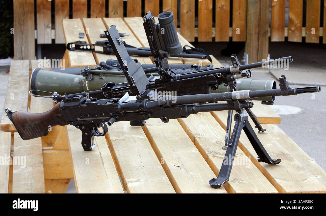 21. Mai 2007: Calgary, Alberta, Kanada: Militärwaffen, die vom kanadischen Militär eingesetzt werden. Von vorn nach hinten: C6 Universal-Maschinengewehr; C9 leichtes Maschinengewehr; Carl Gustav Anti-Panzergewehr; C7 Sturmgewehr; Schrotflinte und 9-mm-Pistole. (Foto: © Larry MacDougal via ZUMA Wire) Stockfoto