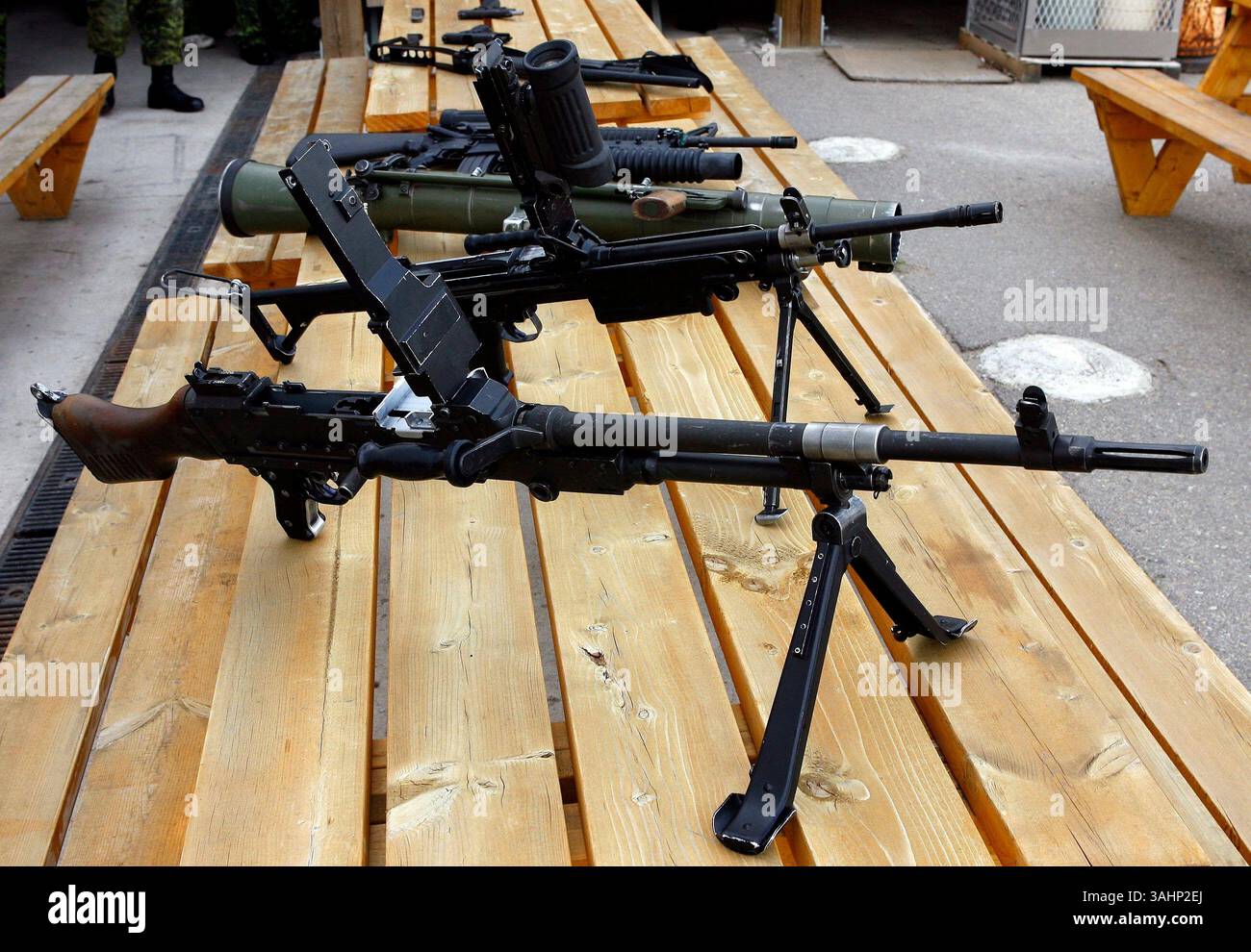 21. Mai 2007: Calgary, Alberta, Kanada: Militärwaffen, die vom kanadischen Militär eingesetzt werden. Von vorn nach hinten: C6 Universal-Maschinengewehr; C9 leichtes Maschinengewehr; Carl Gustav Anti-Panzergewehr; C7 Sturmgewehr; Schrotflinte und 9-mm-Pistolen. (Foto: © Larry MacDougal via ZUMA Wire) Stockfoto
