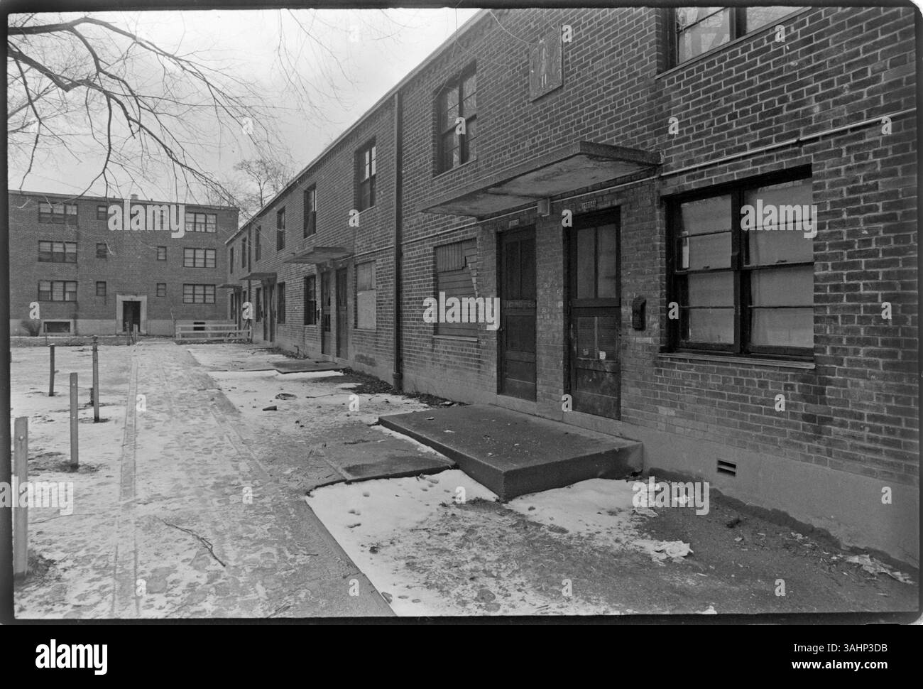 Ein öffentliches Wohngebiet in der Nähe der Mount Carmel Road auf der East Side von Cleveland zeigt heruntergekommene Gebiete und verschlossene Einheiten. Von 1958 bis 1961 lebte der Fotograf dieses Bildes hier, während sein Vater eine Zahnarztschule in der Nähe besuchte. Damals hatten die öffentlichen Wohneinheiten viele Bewohner, die Medizin- und Zahnarztstudenten mit jungen Familien waren. Foto: Ernie Mastroianni. Stockfoto