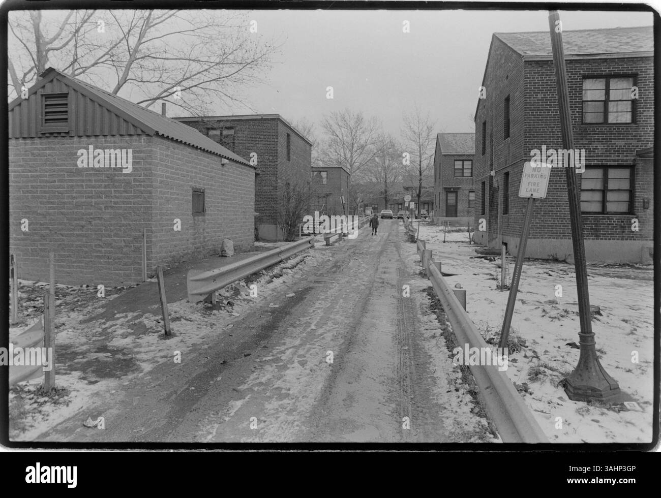 Ein öffentliches Wohngebiet in der Nähe der Mount Carmel Road auf der East Side von Cleveland zeigt heruntergekommene Gebiete und verschlossene Einheiten. Von 1958 bis 1961 lebte der Fotograf dieses Bildes hier, während sein Vater eine Zahnarztschule in der Nähe besuchte. Damals hatten die öffentlichen Wohneinheiten viele Bewohner, die Medizin- und Zahnarztstudenten mit jungen Familien waren. Foto: Ernie Mastroianni. Stockfoto