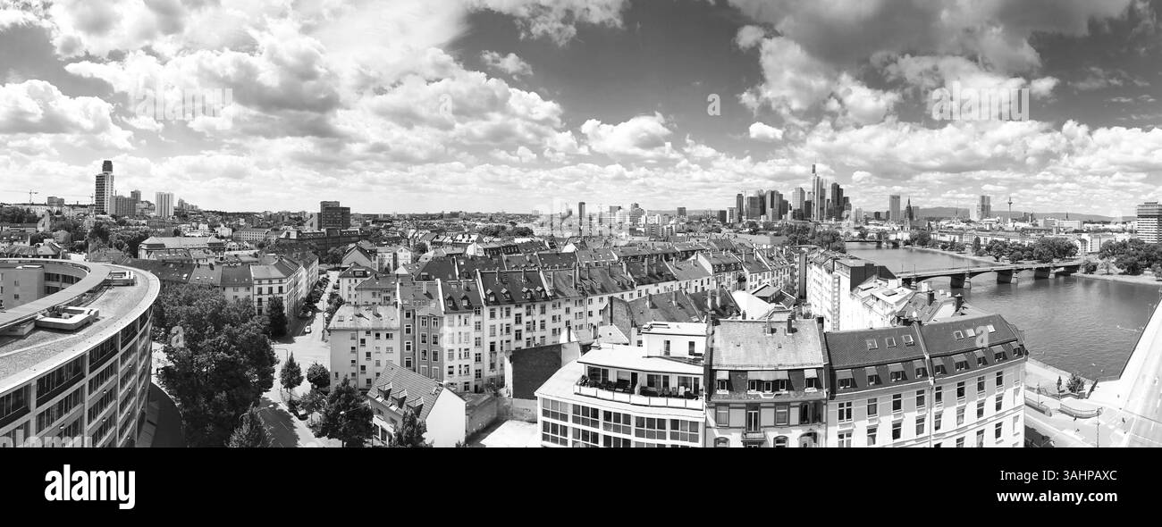 Breites Panorama-Stadtbild mit moderner Skyline, Fluss und Architektur in monochromatischen Tönen. Stockfoto