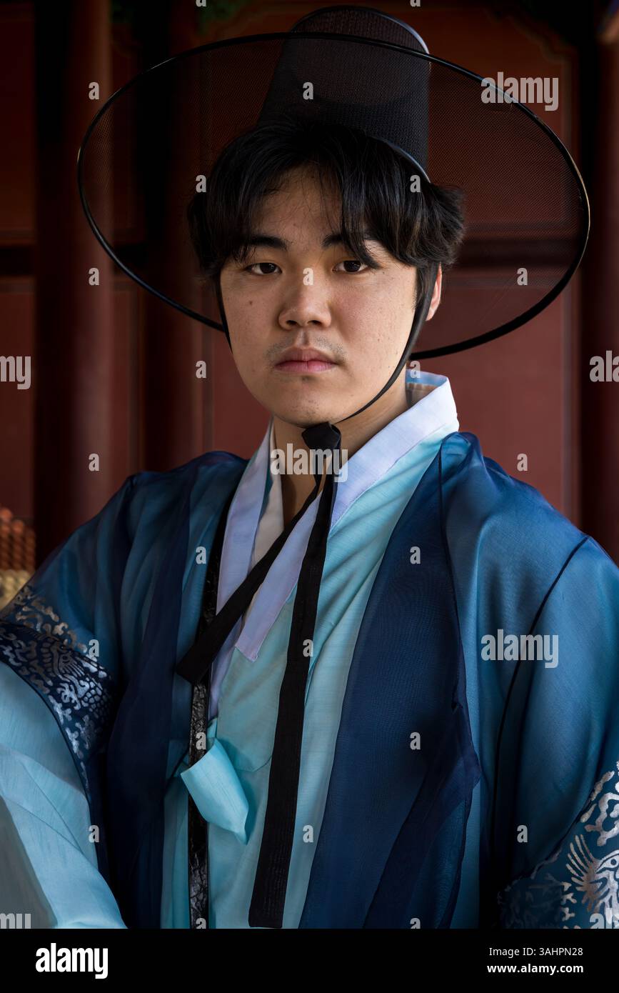 Junger Mann in traditionellem koreanischem Hanbok-Kleid, Gyeongbokgung Palace, Seoul, Republik Korea Stockfoto