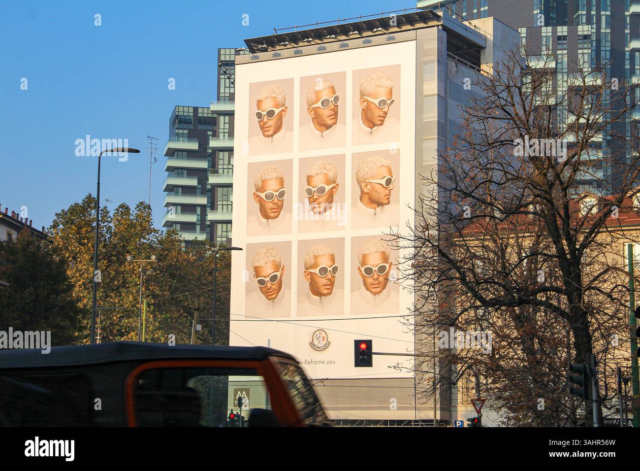 Mailand, Italien - 12.01.2024: Modernes Gebäude in Mailand mit Monclers Kampagne mit Fai Khadra an der Fassade. Stockfoto