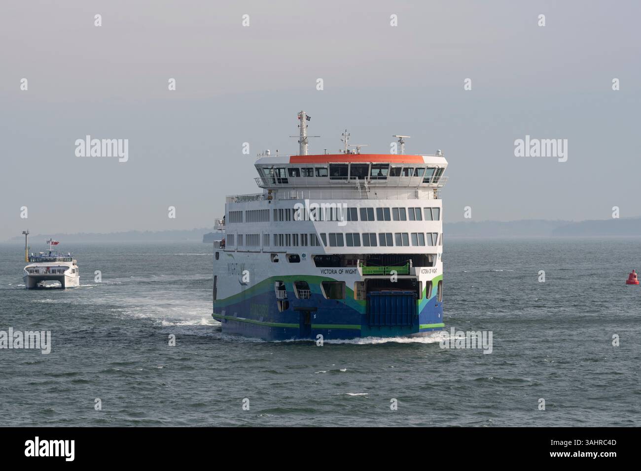 Das Solent Portsmouth England UK. 03.04.2025. Fähre Victoria of Wight nach Portsmouth, Passagierfähre folgt. Stockfoto
