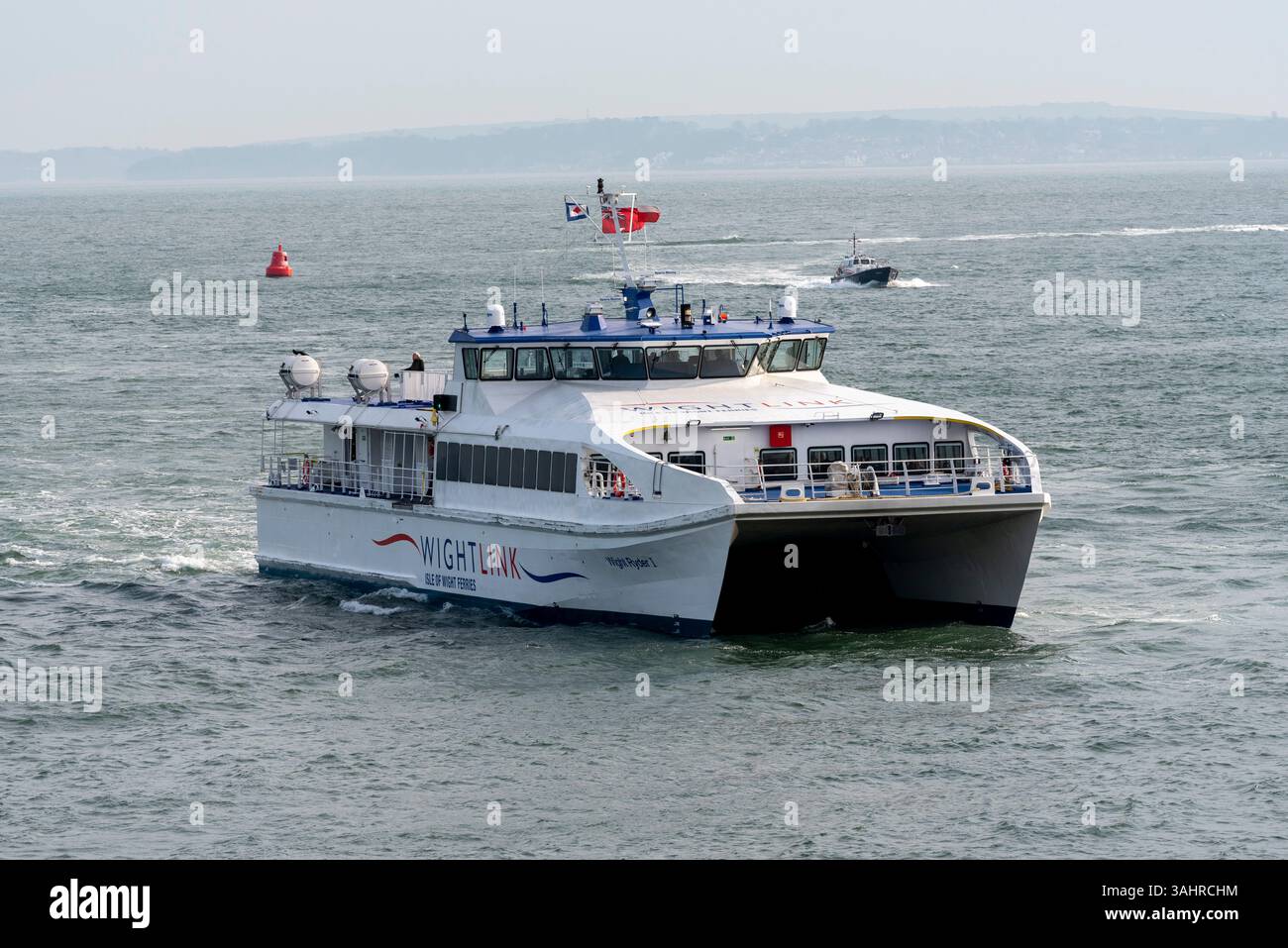 Das Solent Portsmouth England UK. 03.04.2025. Nur die Fähre Passnger nähert sich Portsmouth Harbour von der Isle of Wight UK an. Stockfoto
