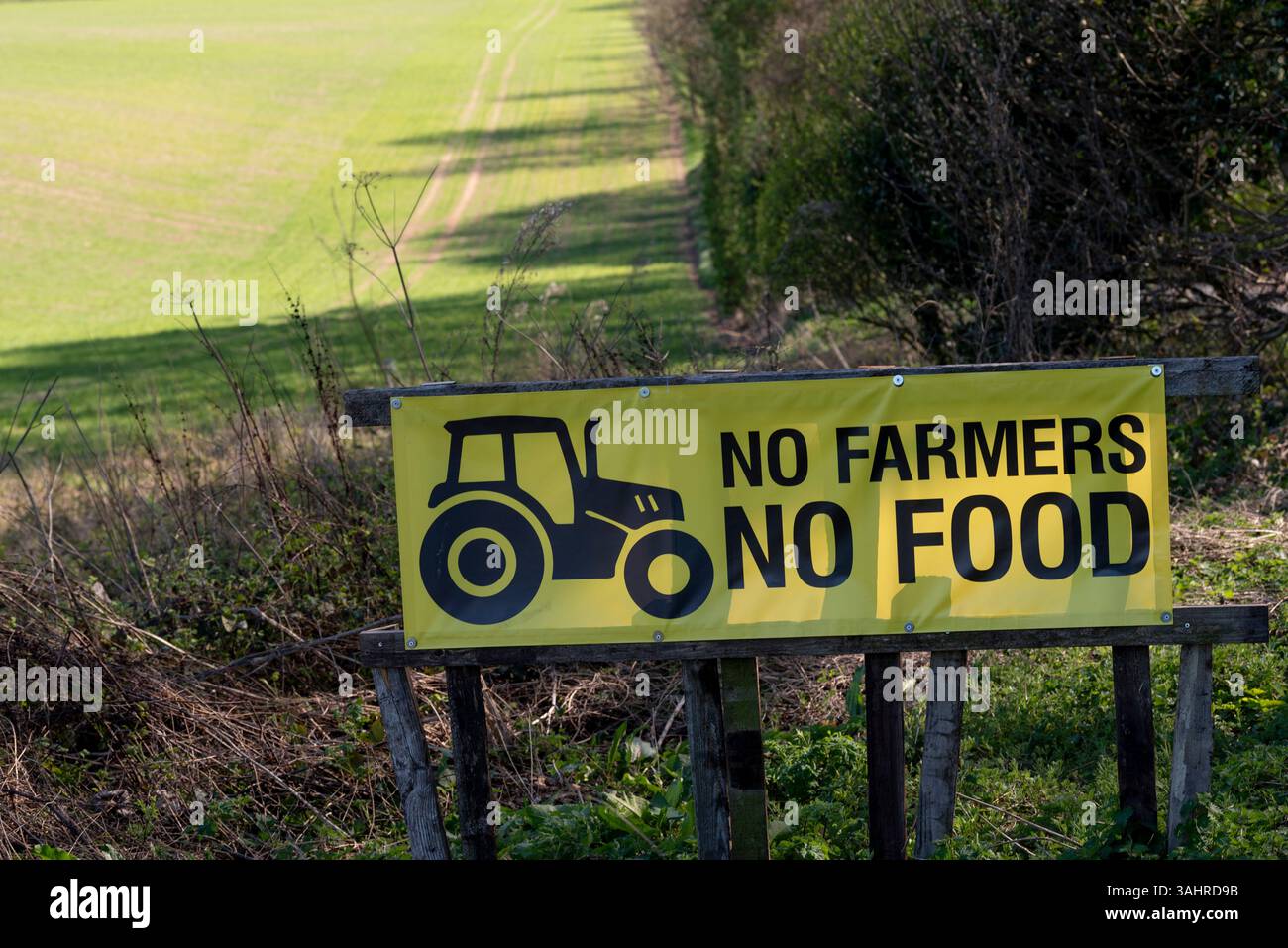 Hampshire England Vereinigtes Königreich. 04.04.2025. Schild „kein Farmers No Food“ auf einem Feld in der Nähe von Bischöfen Waltham Hampshire UK. Stockfoto