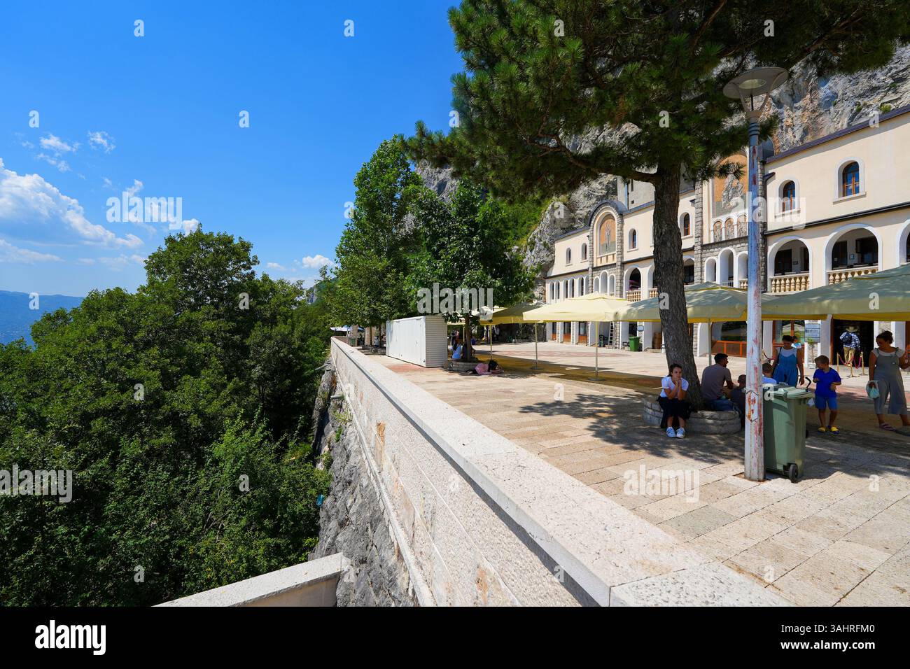 Esplanade des Unteren Ostrog-Klosters der serbisch-orthodoxen Kirche, der beliebteste Wallfahrtsort in Montenegro Stockfoto