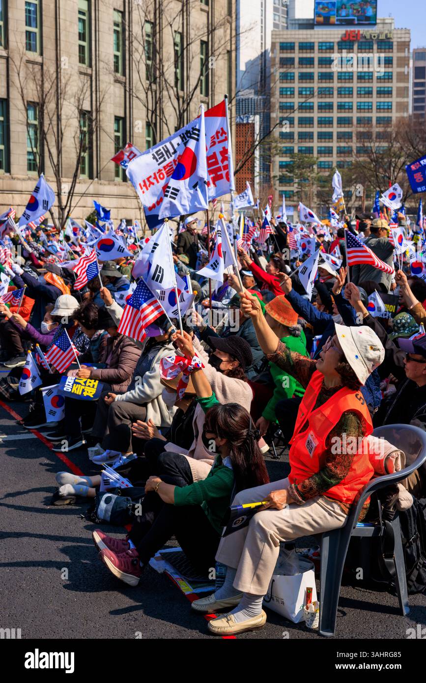 Demonstranten unterstützen den südkoreanischen Präsidenten Yoon Suk Yeol, Seoul, Republik Korea Stockfoto Demonstranten unterstützen den südkoreanischen Präsidenten Yoon Suk Yeol, Seoul, Republik Korea Stockfoto
