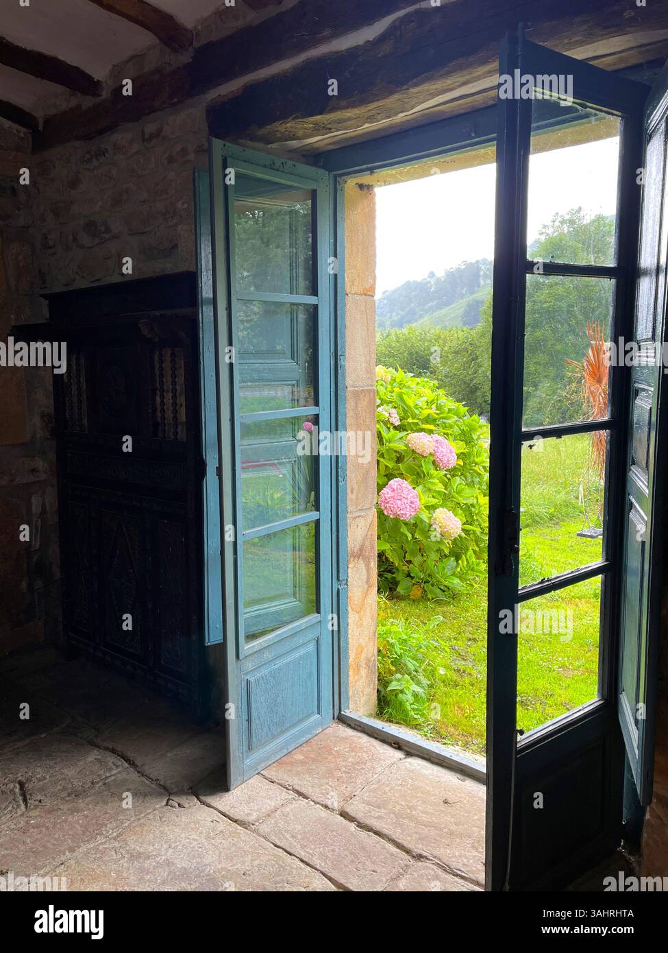 Offene Tür im Landhaus. Kantabrien, Spanien. - Smartphone-aufgenommenes Stockfoto