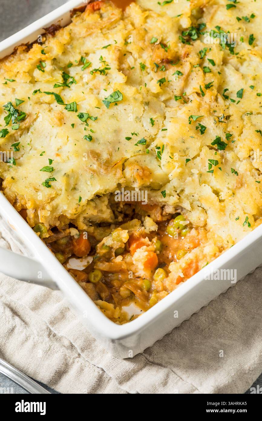 Hausgemachte Irish Vegetarian Shepherds Pie mit Kartoffeln und Linsen Stockfoto