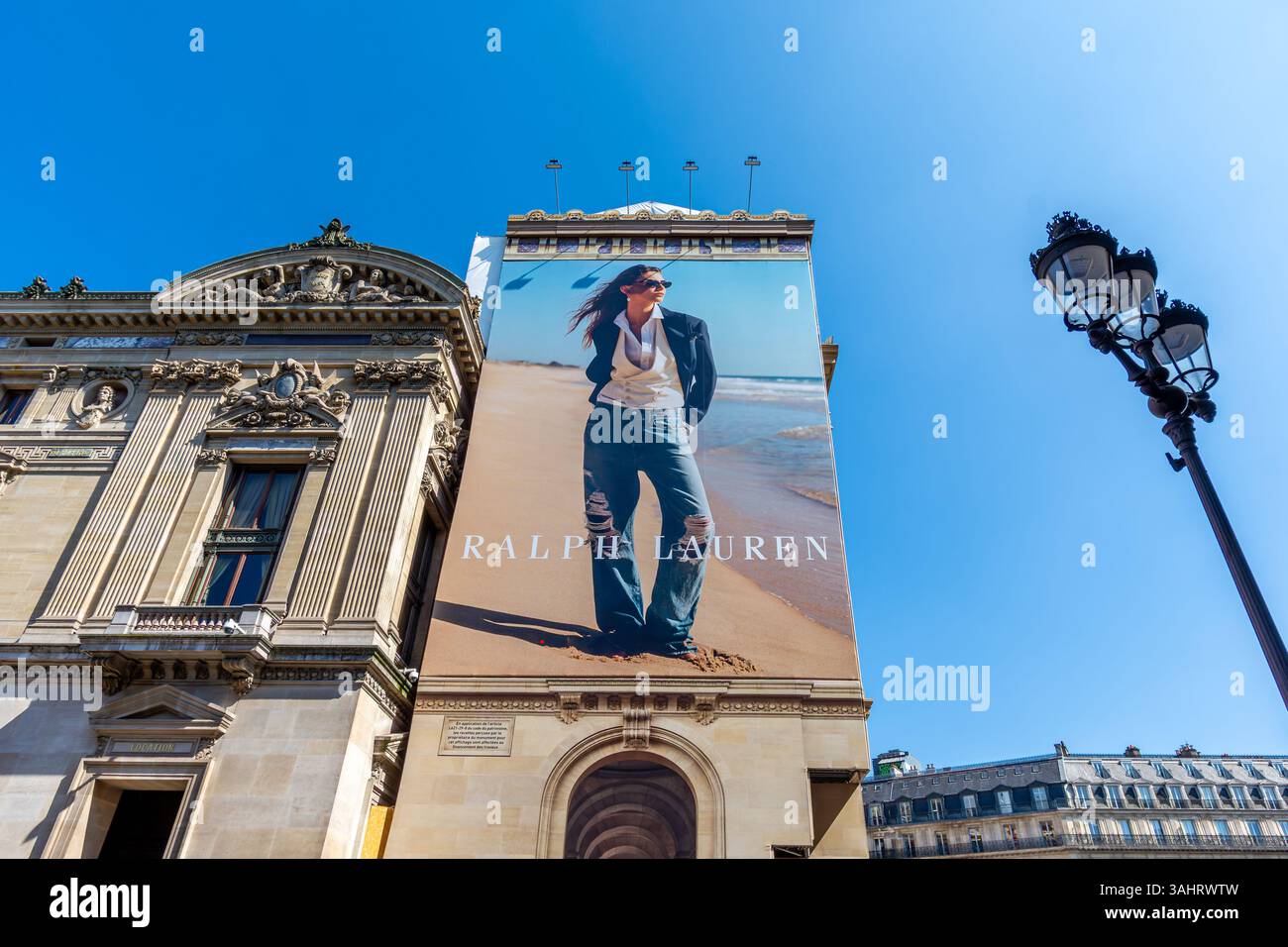 Werbetafel für Ralph Lauren über den Gerüsten der Restaurierungsarbeiten an der Seitenfassade des Pariser Opernhauses (Palais Garnier) Stockfoto