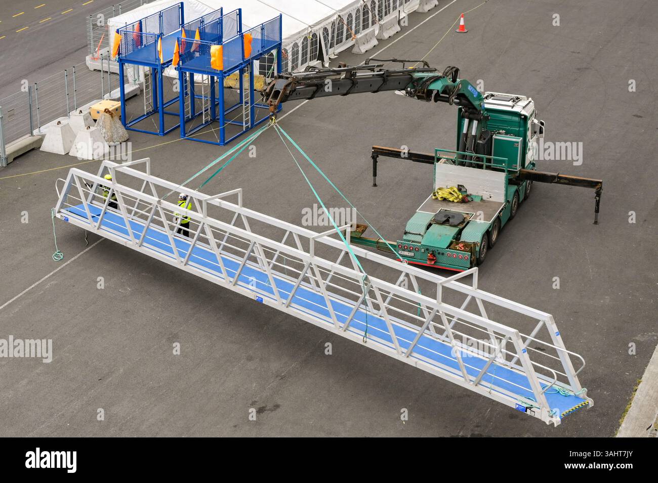 Reykjavík, Island - 22. August 2024: Mobiler Kran wird verwendet, um eine Bordgangway von einem Kreuzfahrtschiff im Hafen von Reykjavik zu bewegen Stockfoto