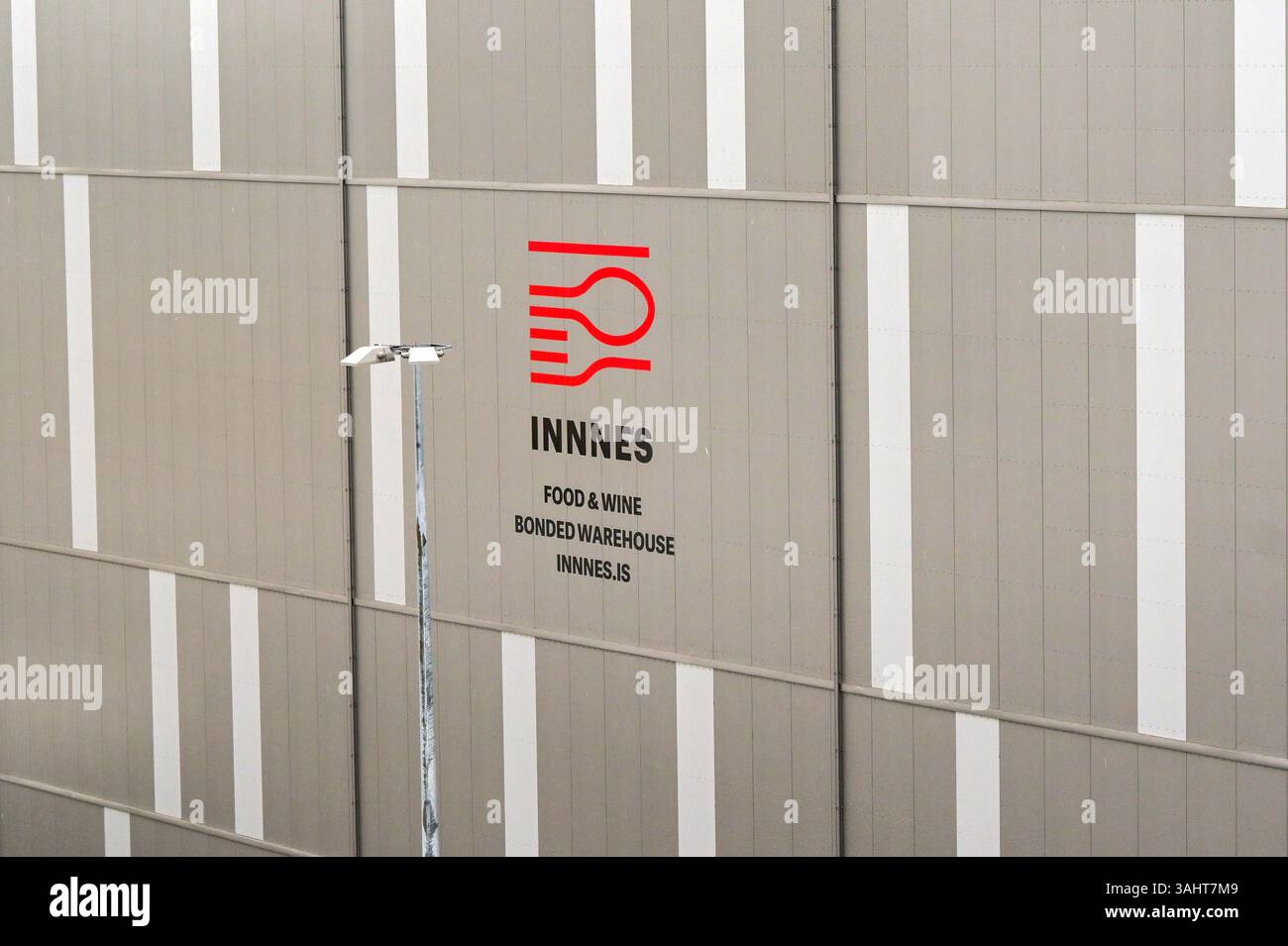 Reykjavík, Island - 22. August 2024: Nahaufnahme des Schildes an der Wand des Innnes-Lagerhauses für Lebensmittel und Wein im Hafen von Reykjavik Stockfoto
