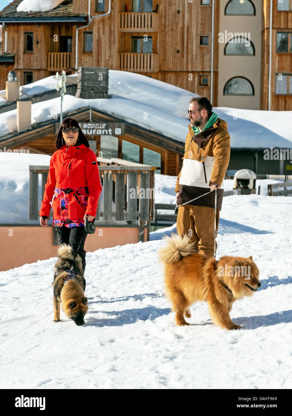 Menschen gehen Hunde in Belle Plagne Frankreich Stockfoto