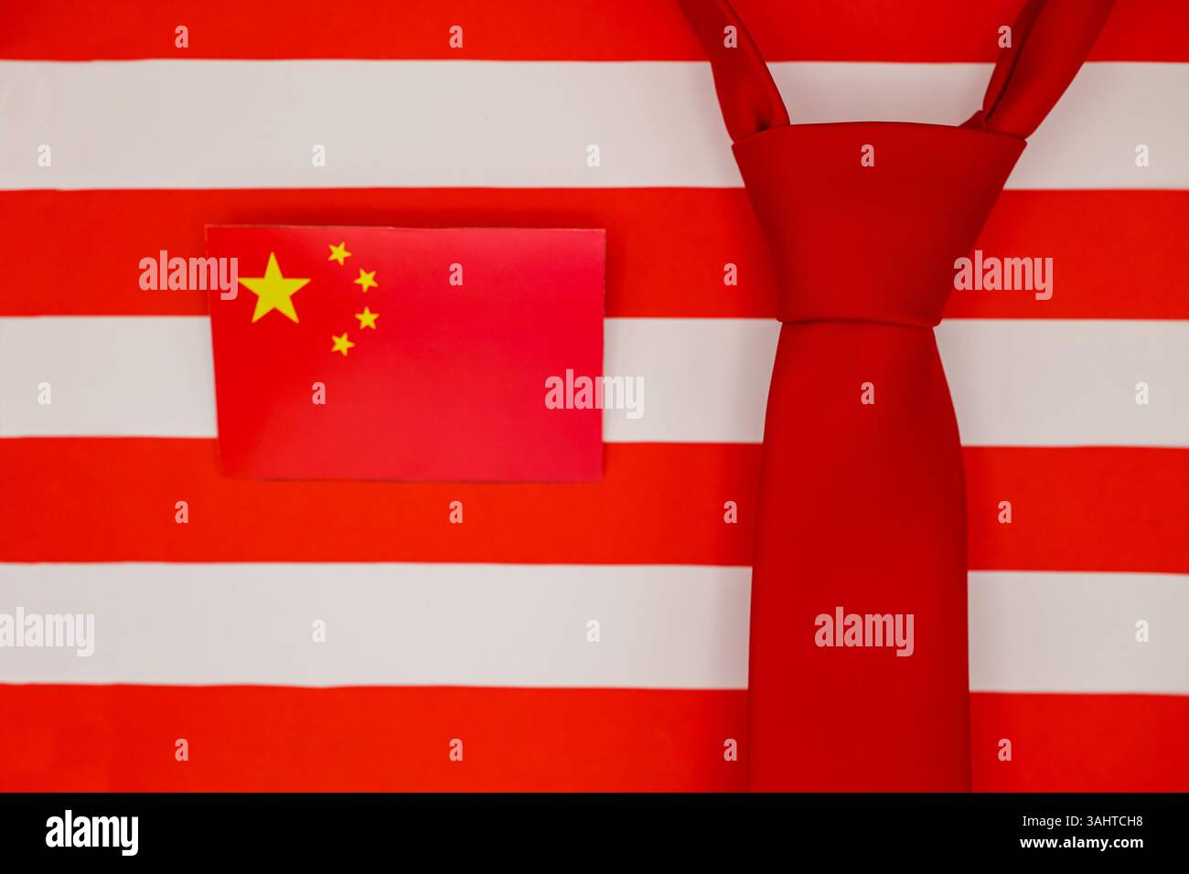 Beziehungen zwischen China und den Vereinigten Staaten. Rote Krawatte, chinesische Flagge, stilisierter amerikanischer Flaggenhintergrund. Konzeptdesign für Nachrichten, Analysen. Stockfoto