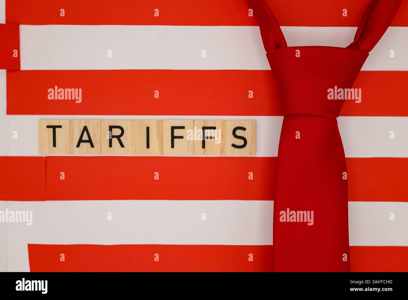 Rote Krawatte auf dem Hintergrund der stilisierten amerikanischen Flagge. Wort „Tarife“. Konzeptdesign für Nachrichten, Analysen oder politische Illustration. Stockfoto