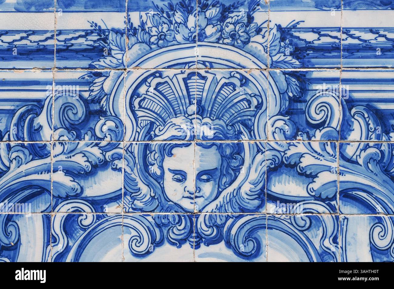 Fragment der Außenfassade. Kapelle der Seelen. Die Kirche ist mit blauen und weißen Azulejo-Fliesen bedeckt, mit Szenen aus dem Leben von Heiligen und Engeln. Stockfoto
