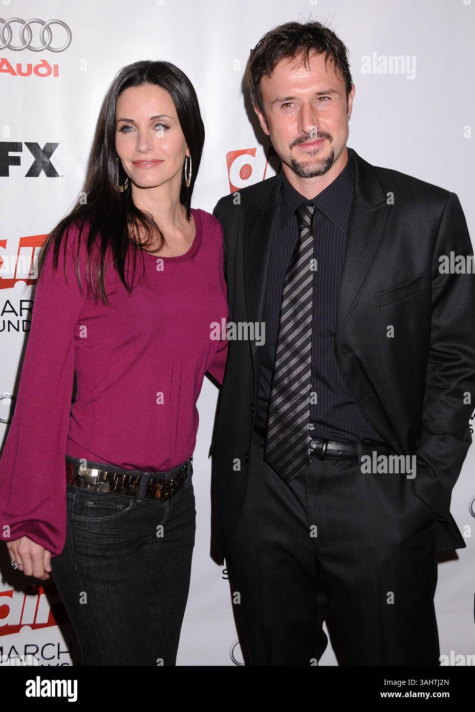 28. Februar 2008 - Hollywood, CA, USA - 28. Februar 2008 - Hollywood, Kalifornien - Courteney Cox und David Arquette. Premiere von „Dirt“ in der zweiten Staffel in den Arclight Cinemas. Foto: Byron Purvis/AdMedia (Foto: © Byron Purvis/AdMedia via ZUMA Wire) Stockfoto