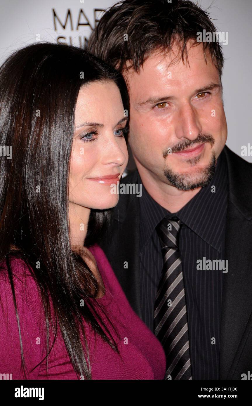 28. Februar 2008 - Hollywood, CA, USA - 28. Februar 2008 - Hollywood, Kalifornien - Courteney Cox und David Arquette. Premiere von „Dirt“ in der zweiten Staffel in den Arclight Cinemas. Foto: Byron Purvis/AdMedia (Foto: © Byron Purvis/AdMedia via ZUMA Wire) Stockfoto