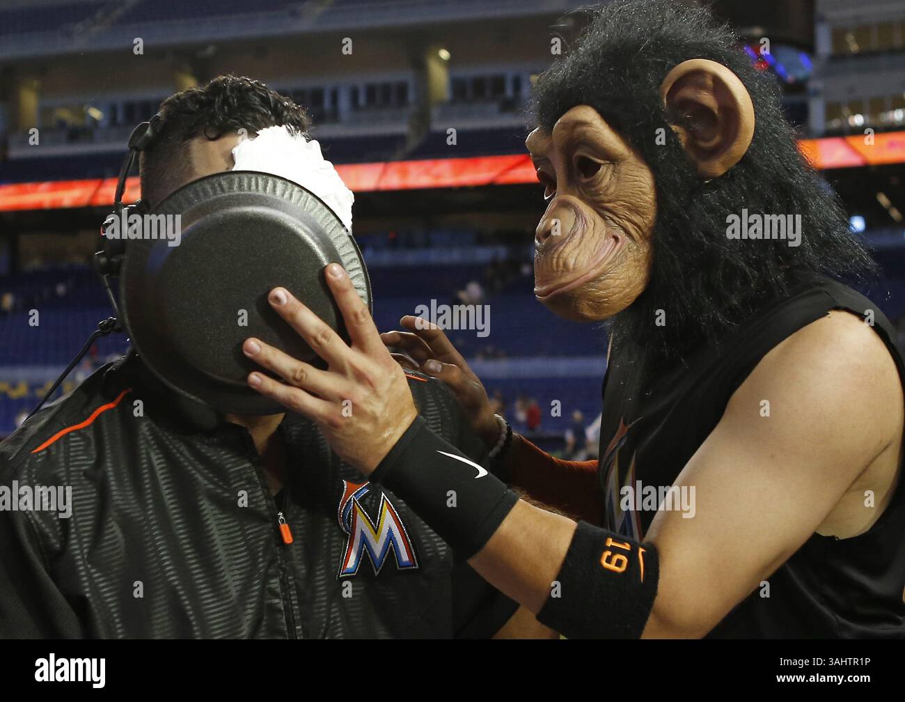 16. August 2017 - Miami, FL, USA - Miami Marlins Infield-Spieler Miguel Rojas trägt eine Affenmaske und deckt Marlins Shortstop Mike Aviles nach einem 8-1er Sieg gegen die San Francisco Giants im Marlins Park in Miami am Mittwoch, 16. August 2017 mit Rasiercreme ab. (Bild: © David Santiago/TNS via ZUMA Wire) Stockfoto