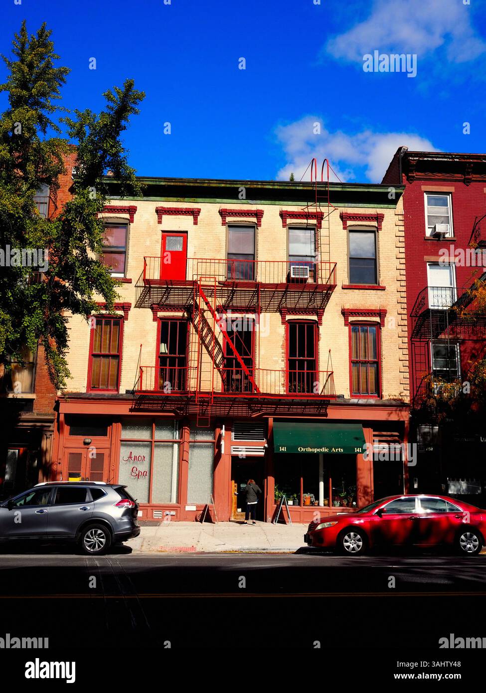 Blick auf die Straße auf rote Gebäude und die Feuertreppe in Brooklyn Heights, New York Stockfoto