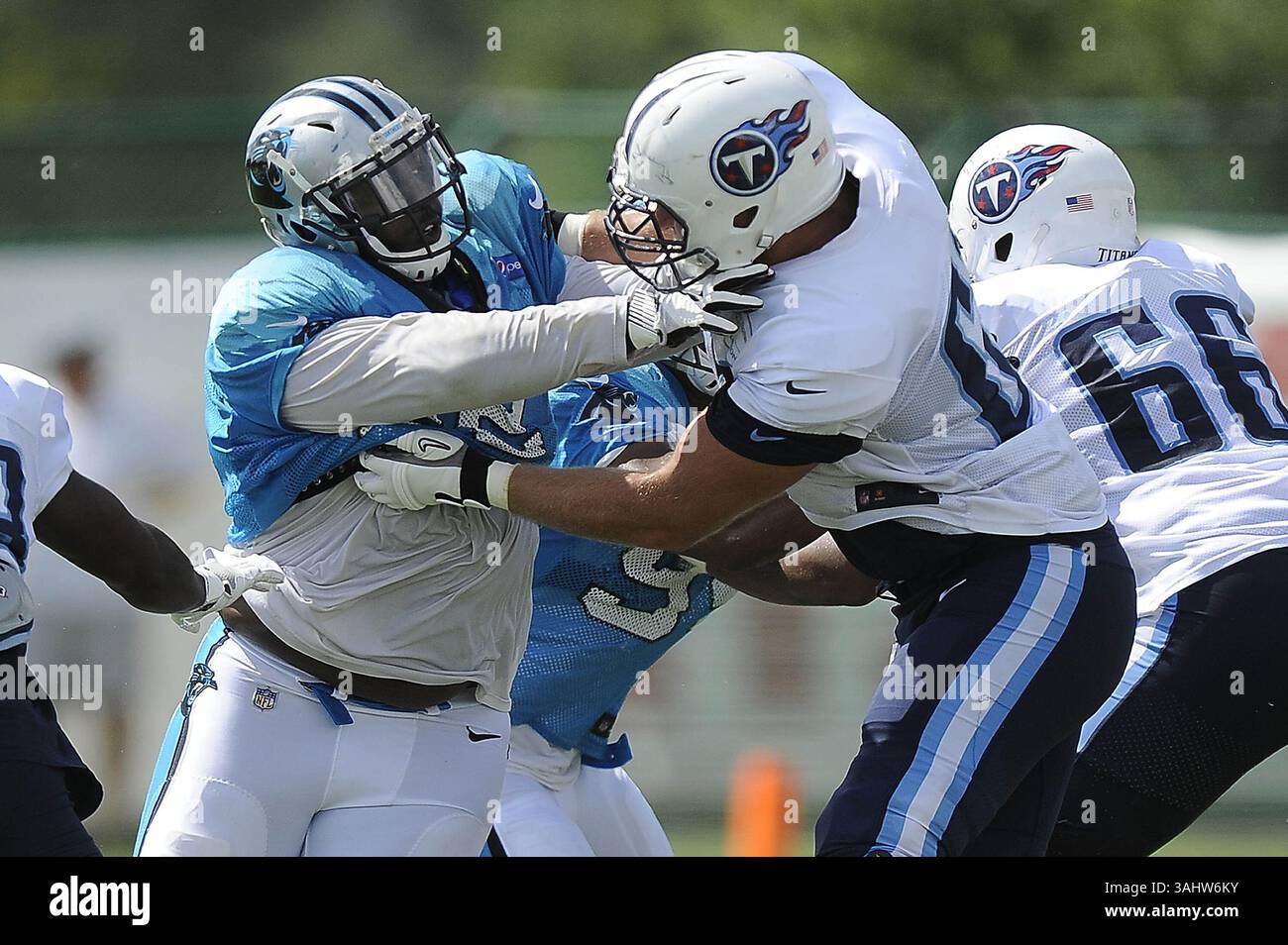 17. August 2017 - Nashville, TN, USA - Carolina Panthers Defensive Tackle Eric Crume (72) geht gegen Tennessee Titans Offensive Tackle Tyler Marz (69) während einer Übung im gemeinsamen Training am Donnerstag, 17. August 2017 im Saint Thomas Sports Park in Nashville, Tennessee. (Bild: © David T. Foster III/TNS via ZUMA Wire) Stockfoto