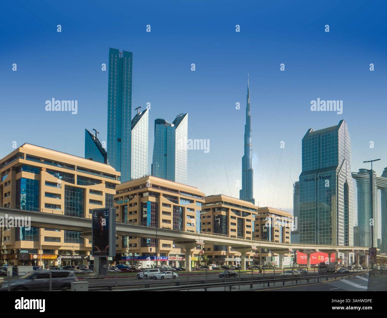 Vereinigte Arabische Emirate, Dubai. Blick auf die Wolkenkratzer der Sheikh Zayed Road in Dubai, VAE. Stockfoto