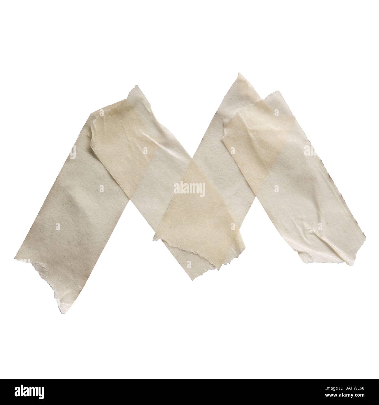 Buchstabe M aus weißem Abdeckband auf weißem Hintergrund mit Beschneidungspfad Stockfoto