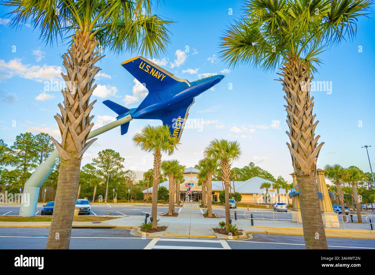 Auf der I-10 in Richtung Osten Floridas begrüßt das Welcome Center die Besucher mit einer großen Ausstellung eines Grumman F-9 Cougar in der Luft. Stockfoto