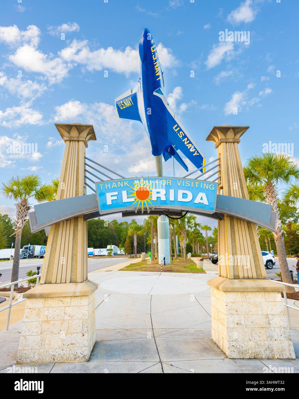 Auf der I-10 in Richtung Osten Floridas begrüßt das Welcome Center die Besucher mit einer großen Ausstellung eines Grumman F-9 Cougar in der Luft. Stockfoto