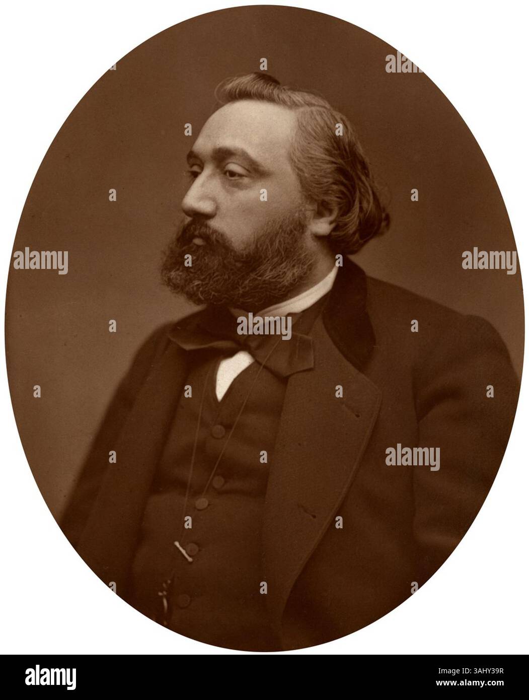 Dieses Foto von Léon Gambetta von Lock & Whitfield aus dem Jahr 1882 fängt den prominenten französischen Politiker in einem ehrlichen Moment ein. Gambetta ist bekannt für seine Rolle im Deutsch-Französischen Krieg und seine Führung in der französischen Nachkriegspolitik, die zu einem Symbol des republikanischen Frankreichs wurde. Stockfoto