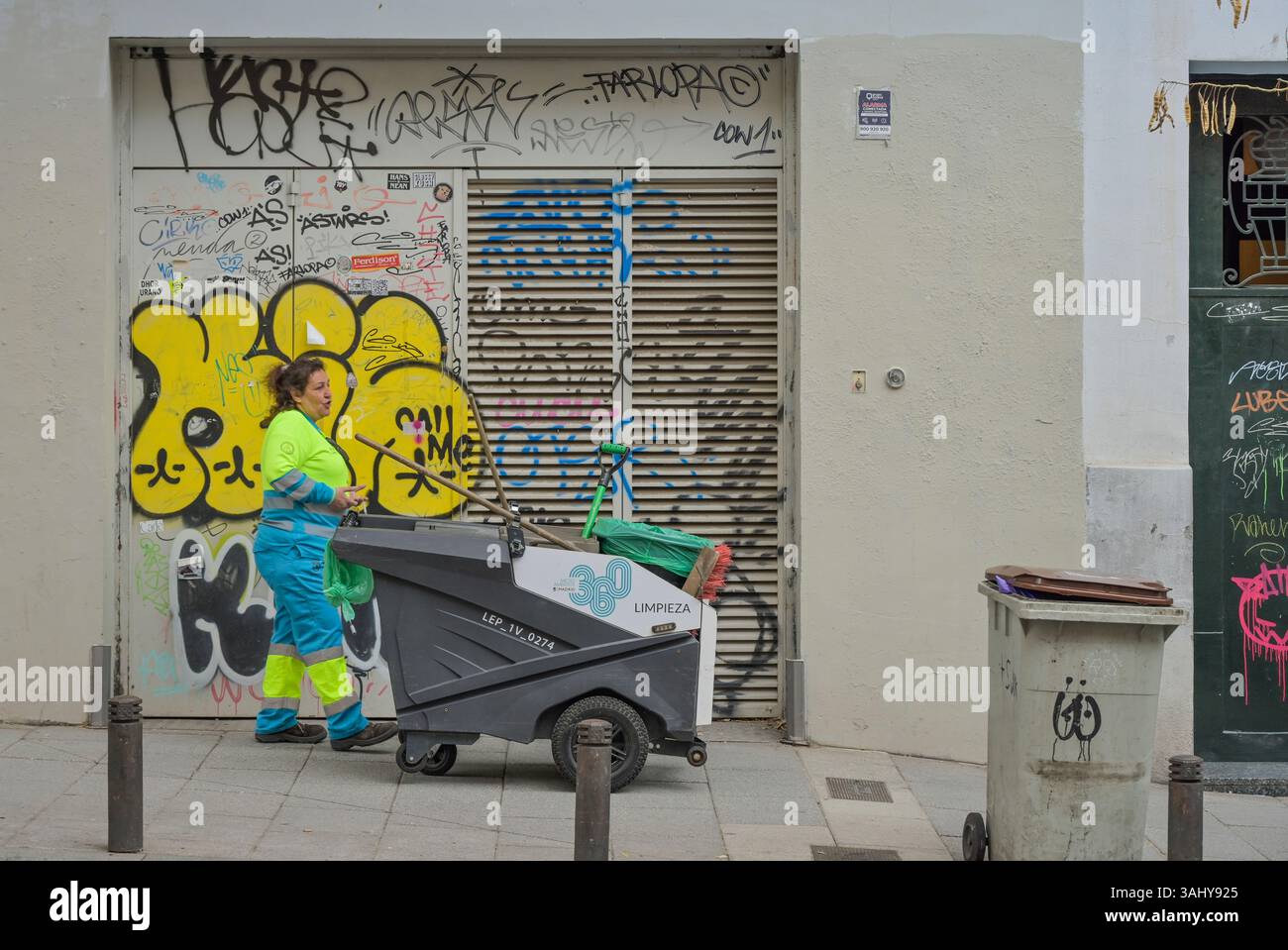 Straßenkehrerin, Madrid, Spanien - KEIN MODELL VERÖFFENTLICHT Stockfoto