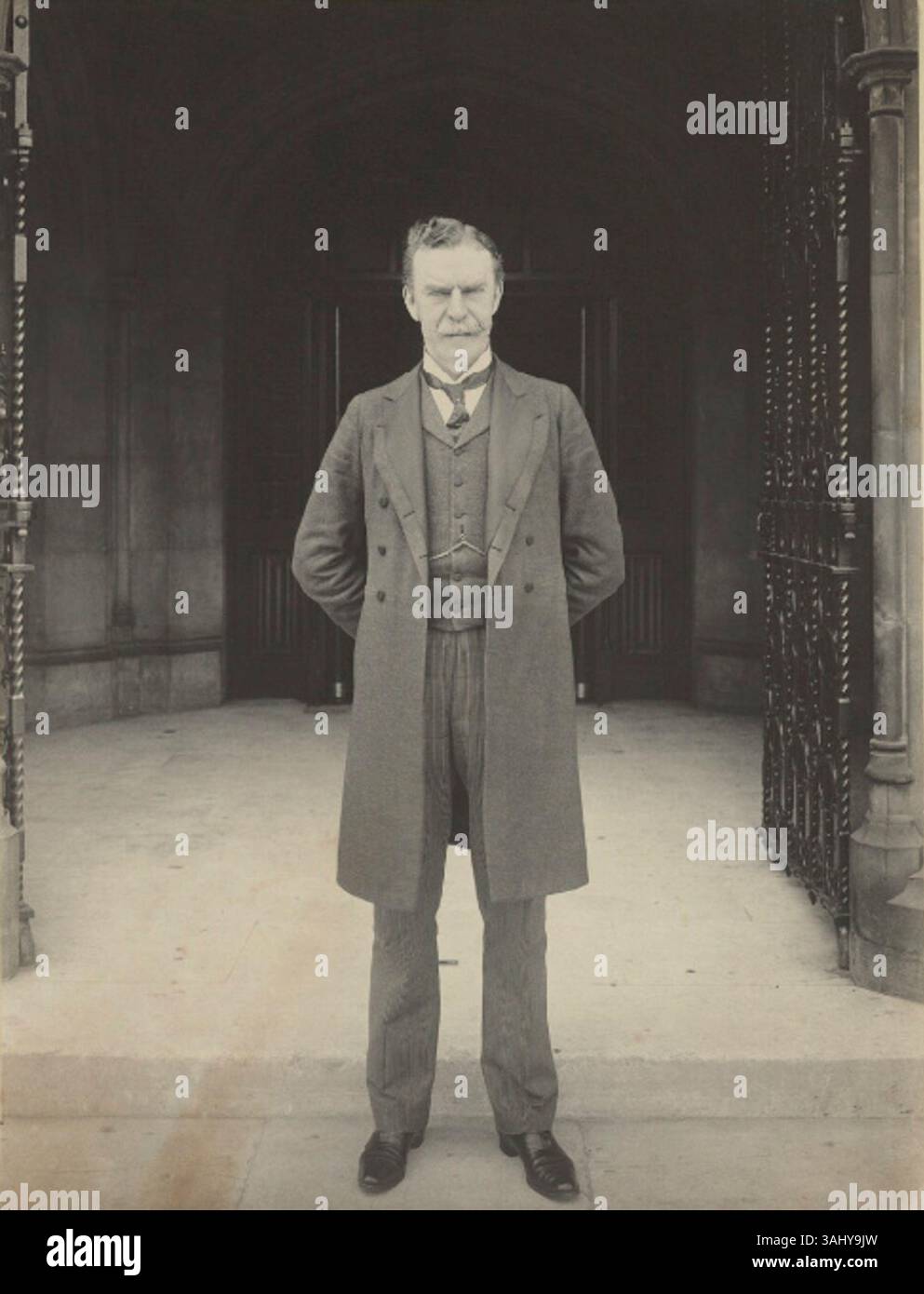 Diese Fotografie von Arthur Frederick Jeffreys aus dem Jahr 1905 zeigt ein Porträt von Benjamin Stone, das das Motiv in einem klassischen Stil des frühen 20. Jahrhunderts einfängt. Das Porträt veranschaulicht die Formalität und Präzision der Zeit, mit Liebe zum Detail und hohem Kontrast, typisch für solche Porträts. Stockfoto