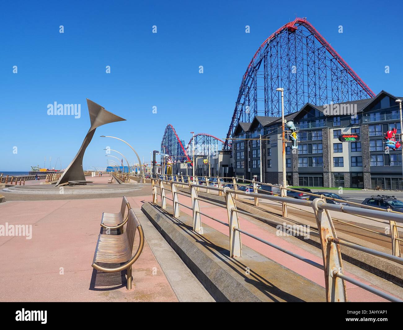Blackpool, Lancashire, Großbritannien, 04-05-2025: Sonniger Tag am Blackpool Pleasure Beach mit der berühmten Big One Achterbahn und dem Boulevard Hotel. Stockfoto