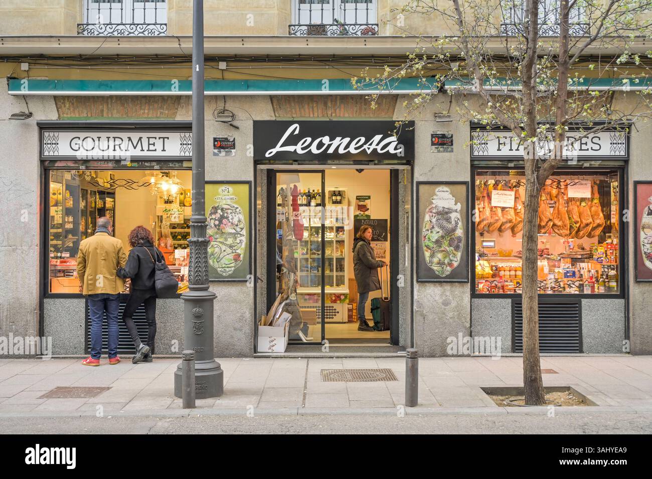 La Leonesa, Bar mit Rohschinken, Calle de Santa Isabel, Madrid, Spanien Stockfoto