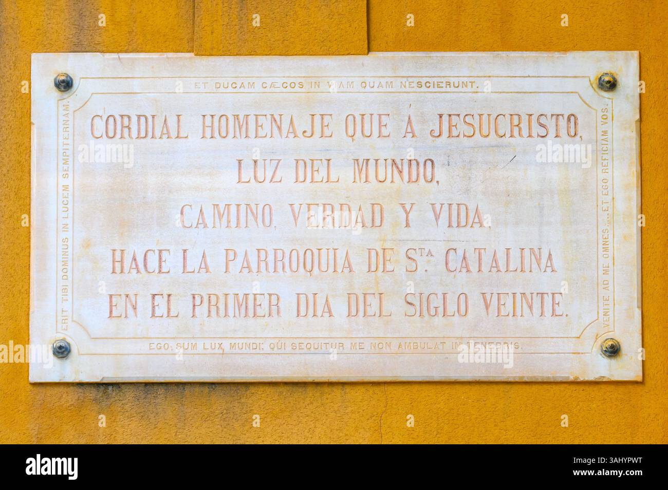 Textinformationstafel an der Fassade der Pfarrei Santa Catalina. Stockfoto