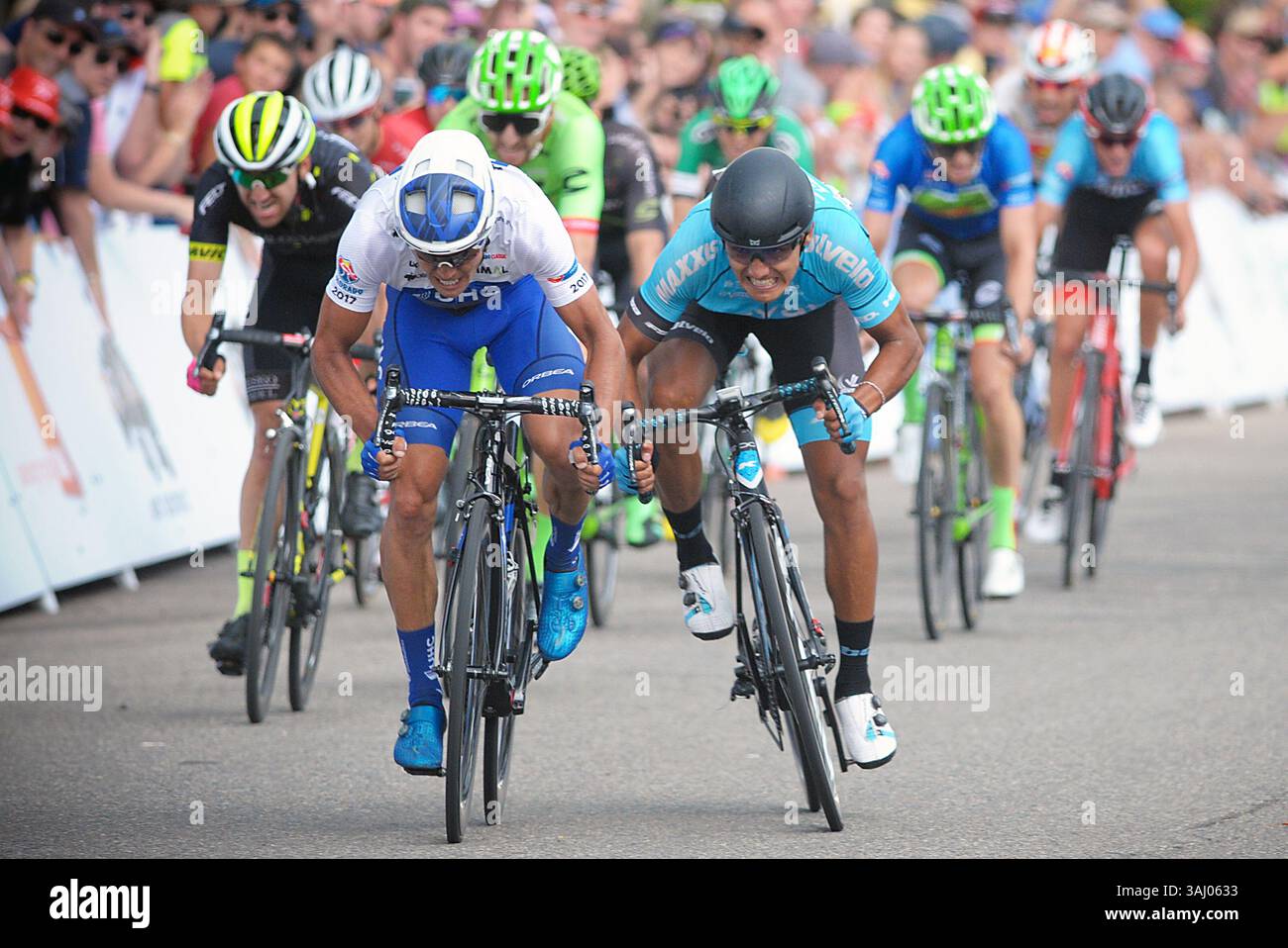 13. August 2017: Denver, Colorado, USA - Travis McCabe (links/blau und weiß), United Health Care, kämpft um den zweiten Platz im Feldsprint der letzten Etappe des ersten Colorado Classic Radrennens in Denver, Colorado. (Kreditbild: &Copy; Larry Clouse/CSM via ZUMA Wire) Stockfoto