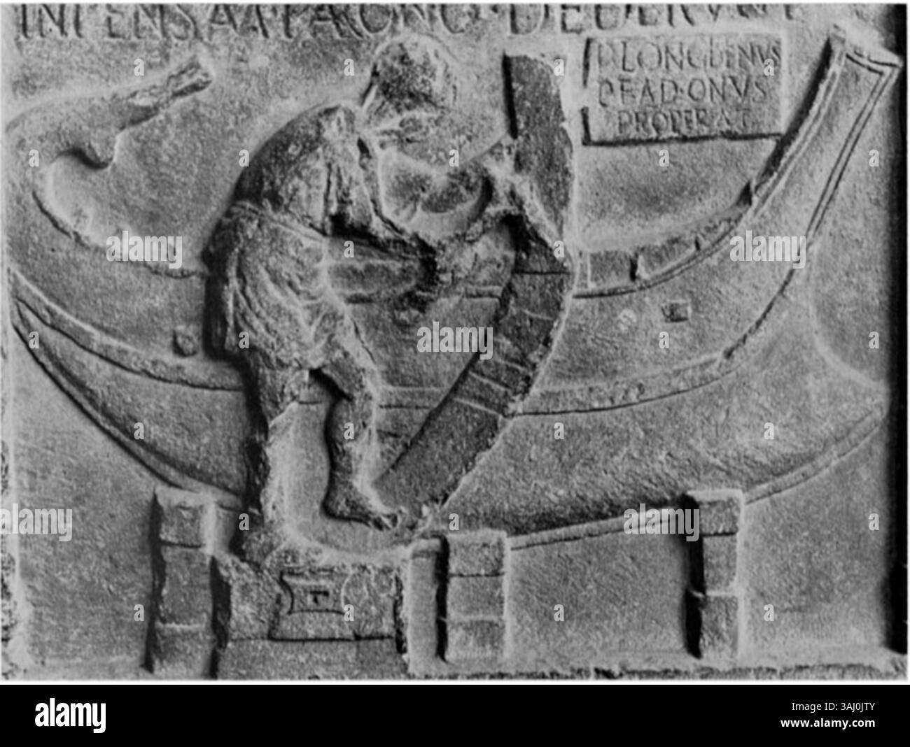 Dieses Basrelief zeigt P. Longidienus, einen Schiffbauer, auf seinem Grabstein aus dem 2. Bis 3. Jahrhundert in Ravenna. Es zeigt, wie er ein Holz hält, während er einen Rahmen für ein Schiff mit der Shell-first-Methode formt, wobei zuerst ein kompletter Rumpf gebaut wird, bevor der Rahmen eingesetzt wird. Diese Technik unterstreicht die Handwerkskunst im alten Schiffbau. Stockfoto