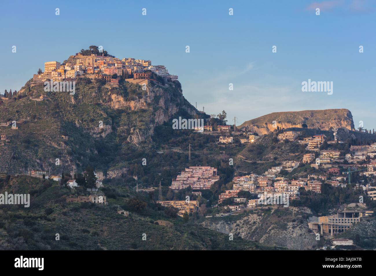 Blick auf Taormina vom Giardini Naxos. Sizilien, Italien Stockfoto