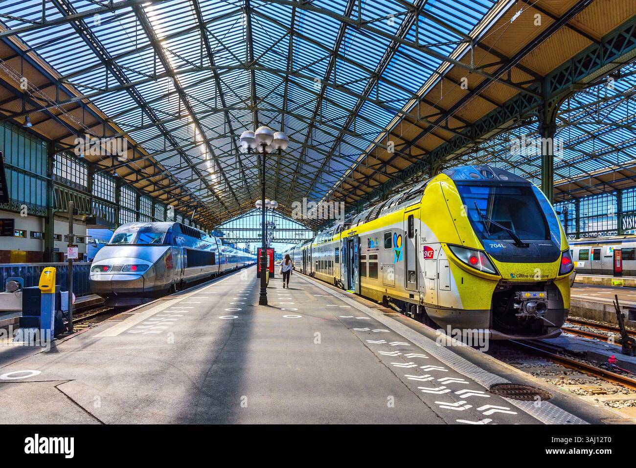 Zug Centre-Val de Loire 704L im Bahnhof Gare de Tours - Tours, Indre-et-Loire (37), Frankreich. Stockfoto