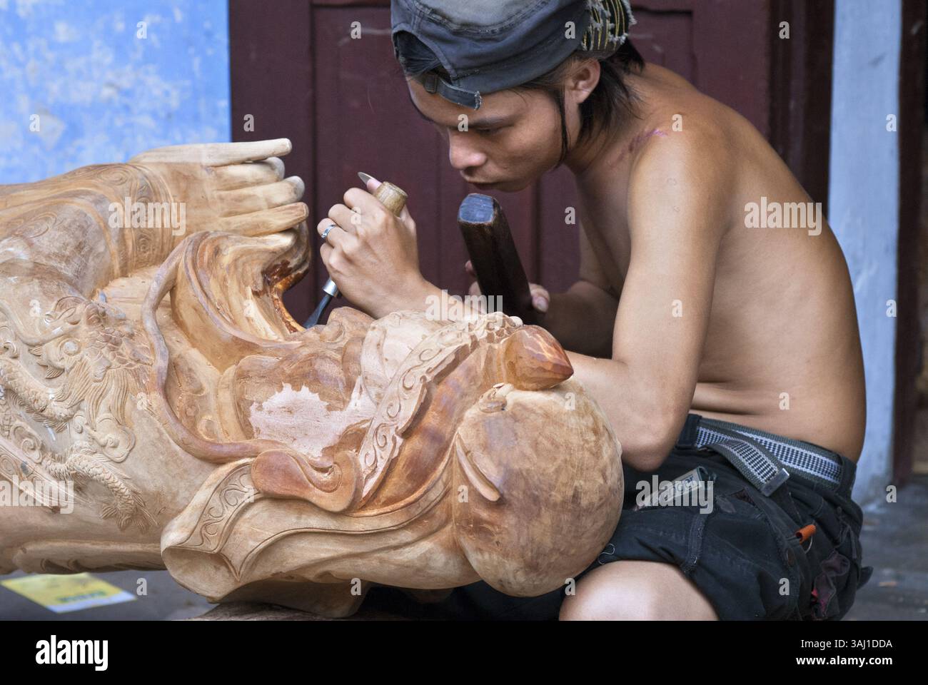 7. August 2007 - Vietnam - Hoi an Old Town Kunsthandwerk Kim Bong traditionelle Tischlerei Werkstatt Mann Schnitzerei außerhalb Werkstatt, Vietnam (Bild: © Sergi Reboredo Via ZUMA Wire) Stockfoto