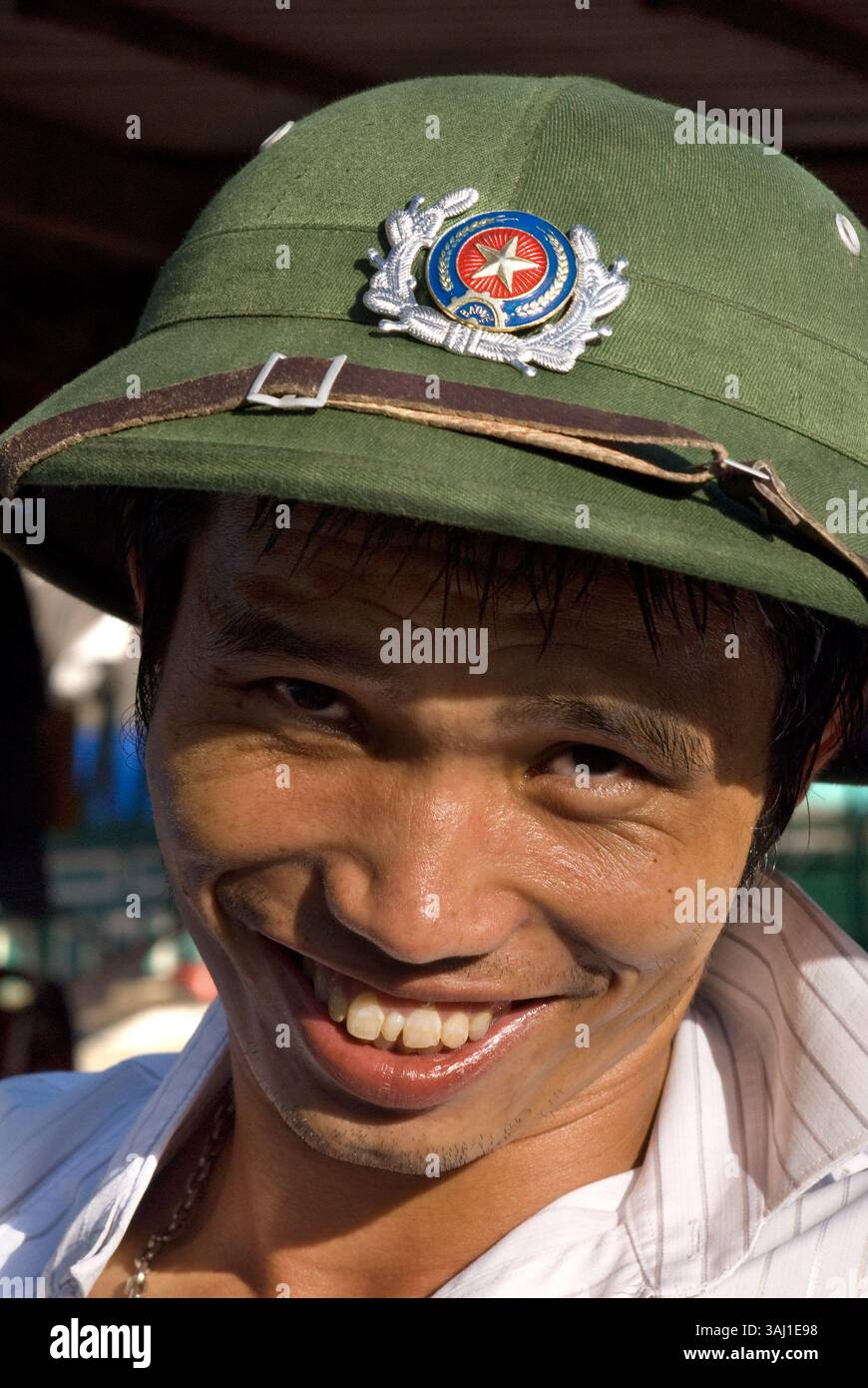 22. Juli 2008 - Vietnam - ein lächelnder vietnamesischer Mann mit einem vietnamesischen Helm, Porträt, Dien Bien Phu, Vietnam, Asien (Foto: © Sergi Reboredo via ZUMA Wire) Stockfoto