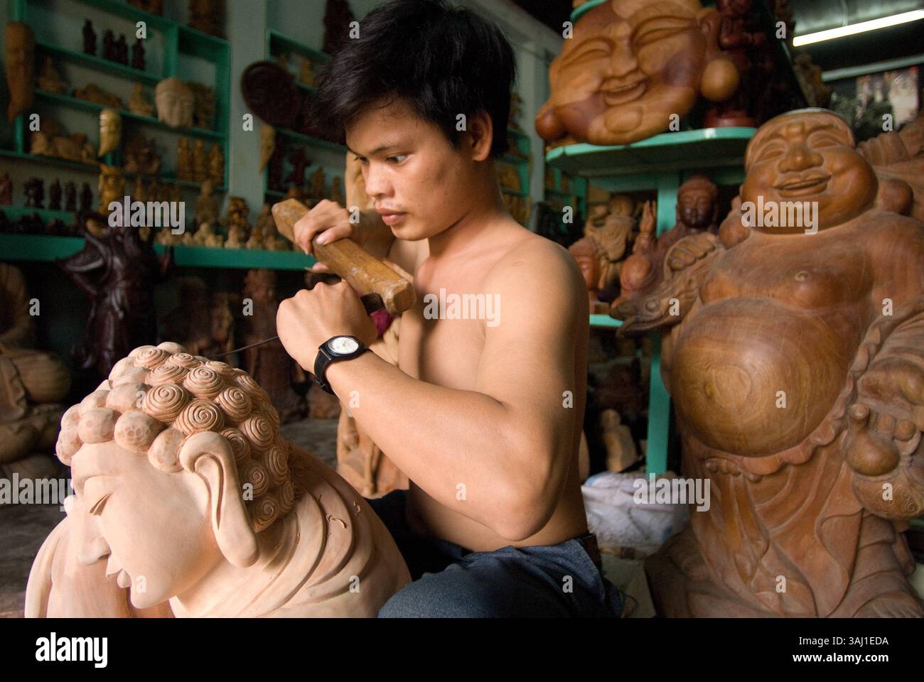 25. Juli 2008 - Vietnam - Hoi an Old Town Kunsthandwerk Kim Bong traditionelle Tischlerei Werkstatt Mann Schnitzerei außerhalb Werkstatt, Vietnam (Bild: © Sergi Reboredo Via ZUMA Wire) Stockfoto