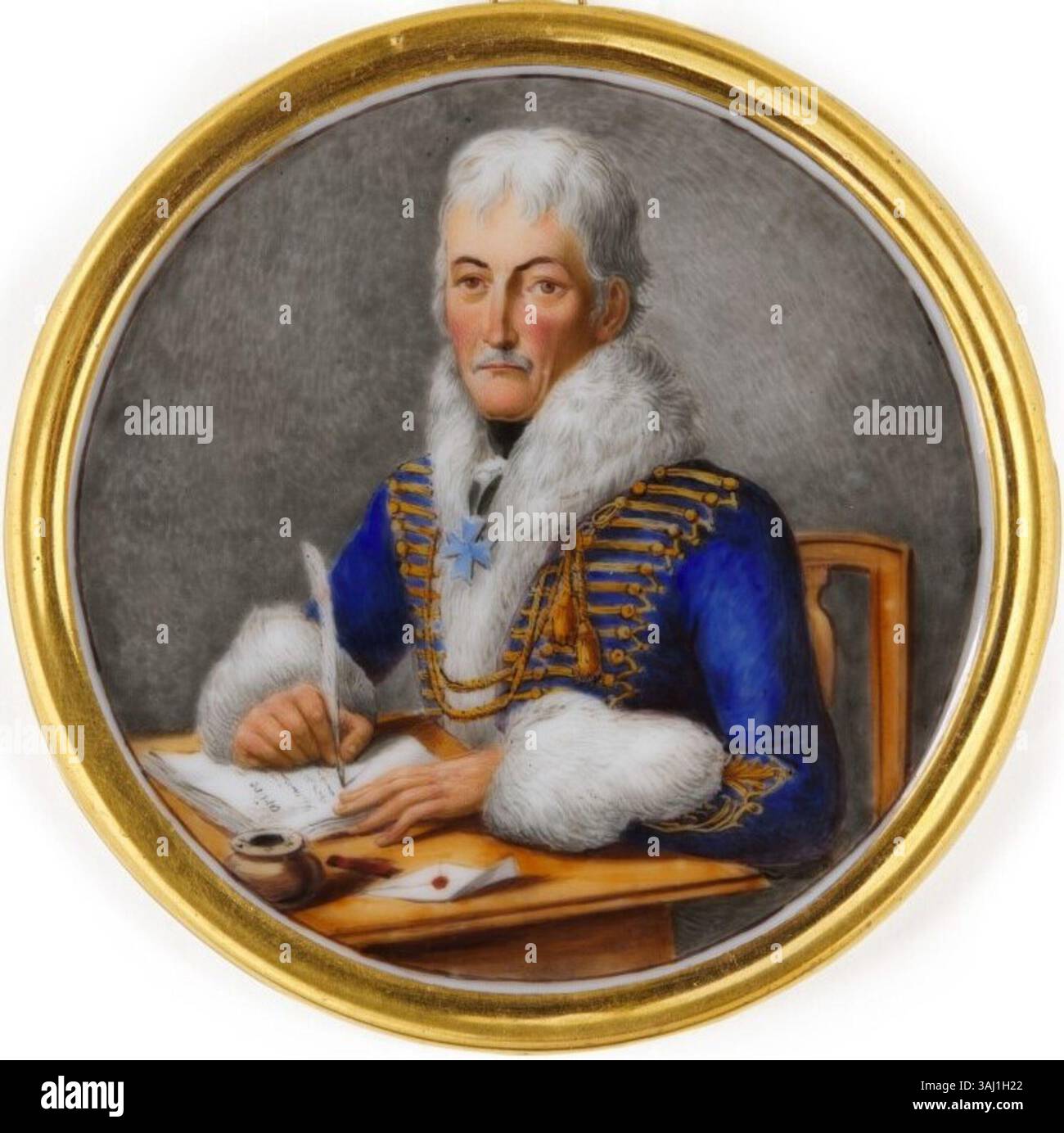 Dieses Emailporträt aus dem frühen 19. Jahrhundert, traditionell als Ferdinand von Schill bezeichnet, zeigt einen Militäroffizier in voller Uniform. Das zarte Detail des Gemäldes spiegelt den Stil des frühen 19. Jahrhunderts und die Bedeutung der Militärfiguren in dieser Zeit wider. Stockfoto